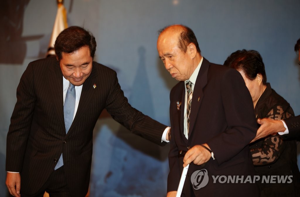 총리에게 부축 받는 모범 국가보훈대상자
