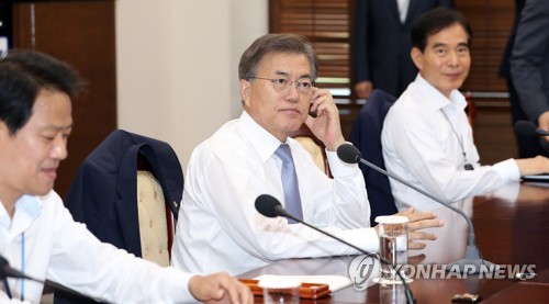 문 대통령, '깊은 생각'