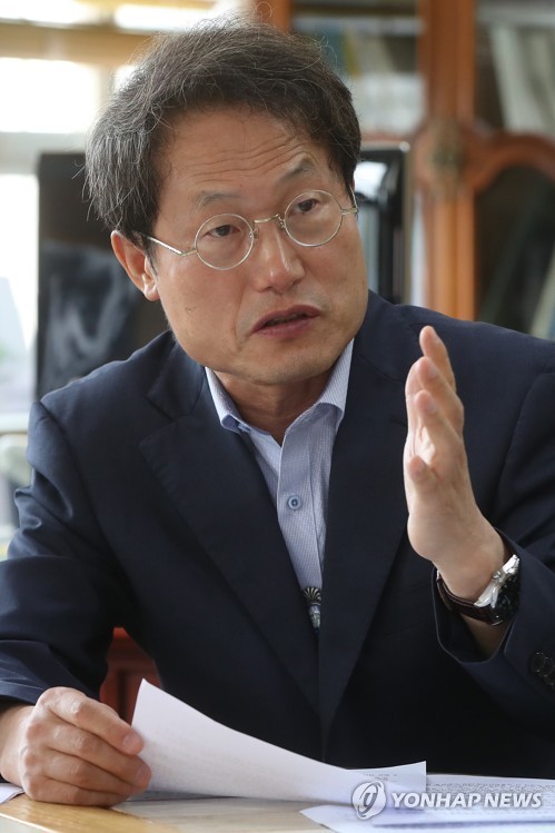 인터뷰하는 조희연 교육감