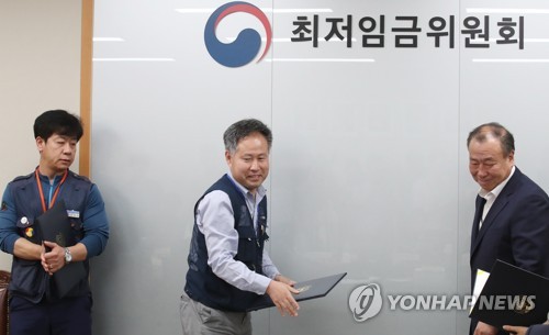 어색한 표정의 위원장과 노동자위원들