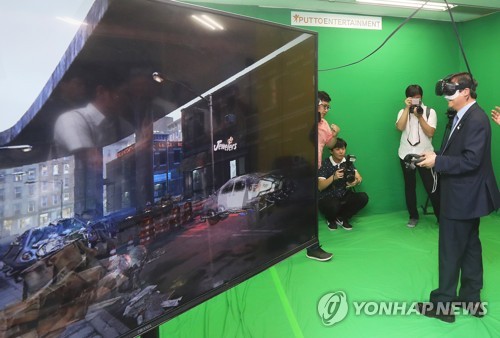 가상현실 체험하는 도종환 장관
