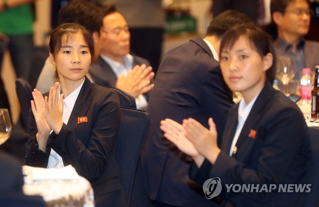 박수치는 북한 태권도 시범단