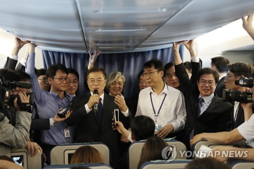 기내에서 취재진 질문에 답하는 문 대통령