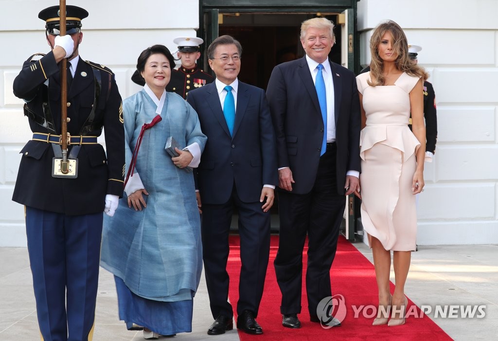 ホワイトハウスの前で記念撮影する韓米首脳夫妻＝２９日、ワシントン（聯合ニュース）