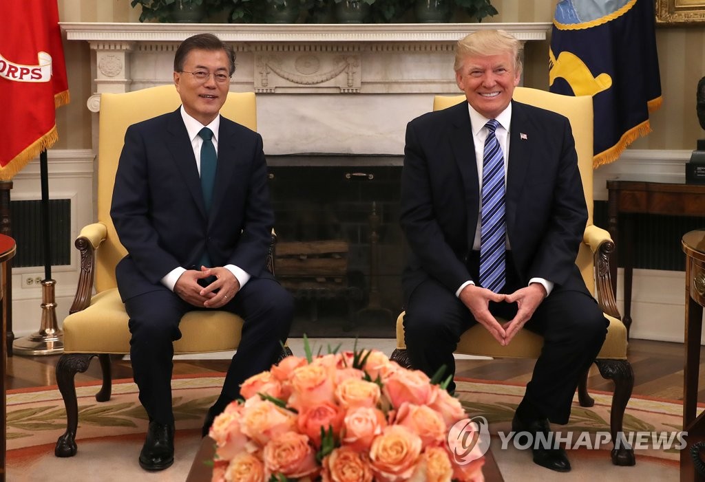 밝은 표정의 한미 정상