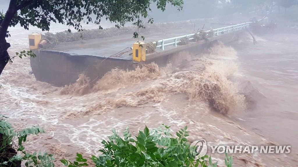 江原道・洪川では大雨で橋が損壊した（提供写真）＝３日、洪川（聯合ニュース）