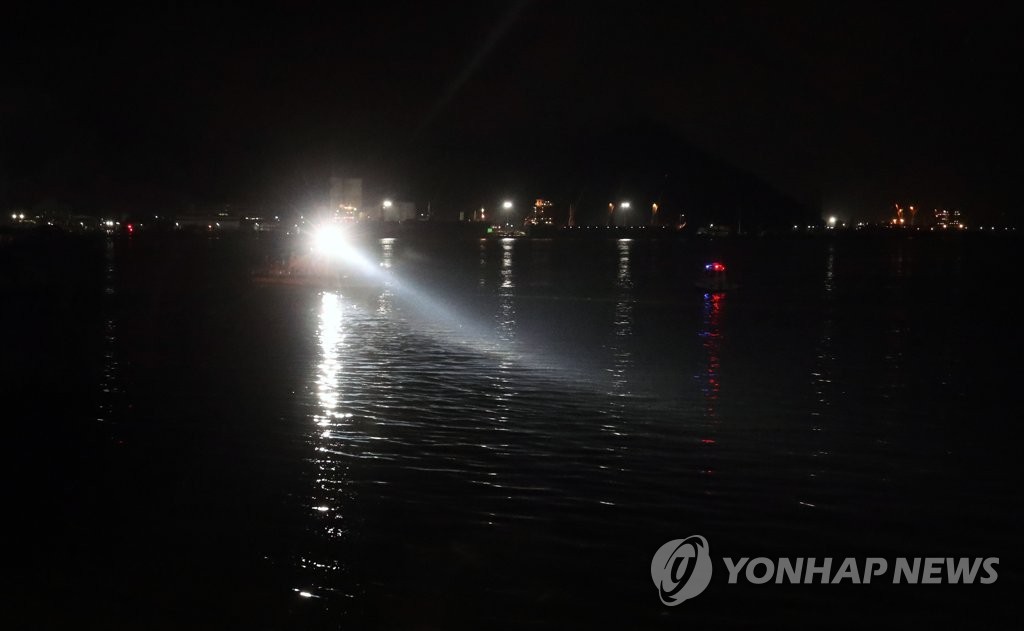 어둠 속 실종자 수색 작업