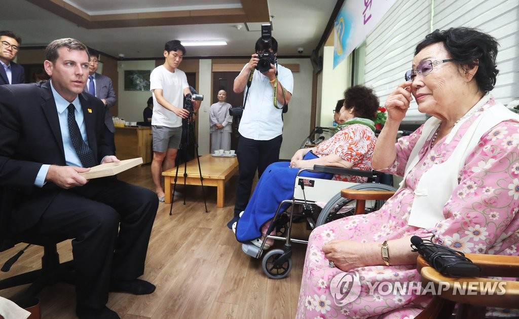 위안부 피해 할머니들과 이야기 나누는 브라운스타인