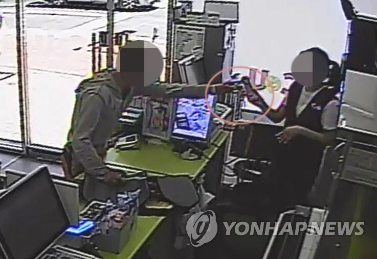 경찰관과 통화수화기 건네받는 특수강도미수범