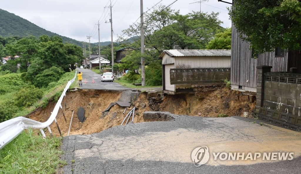 집중호우 쏟아지는 日, 무너져내린 도로