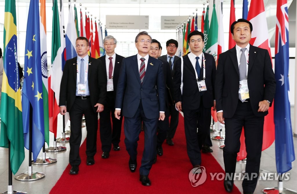G20 정상회의 세션4 마친 문재인 대통령