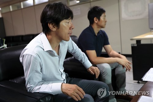 서울-포항전 찾은 신태용 축구대표팀 감독(왼쪽)과 김남일 코치