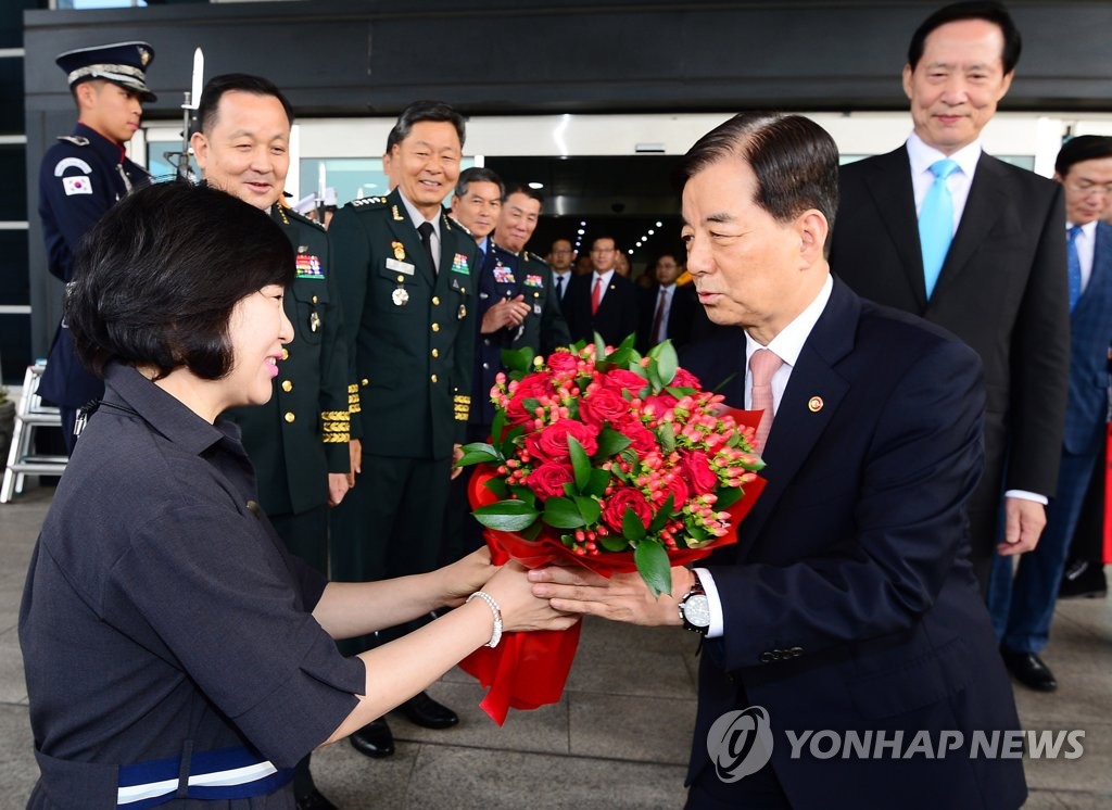 꽃다발 받는 한민구 전 국방장관