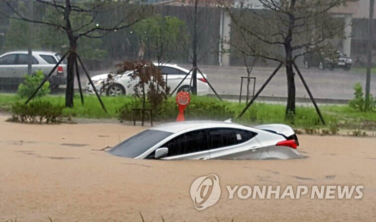 물 폭탄에 침수된 자동차