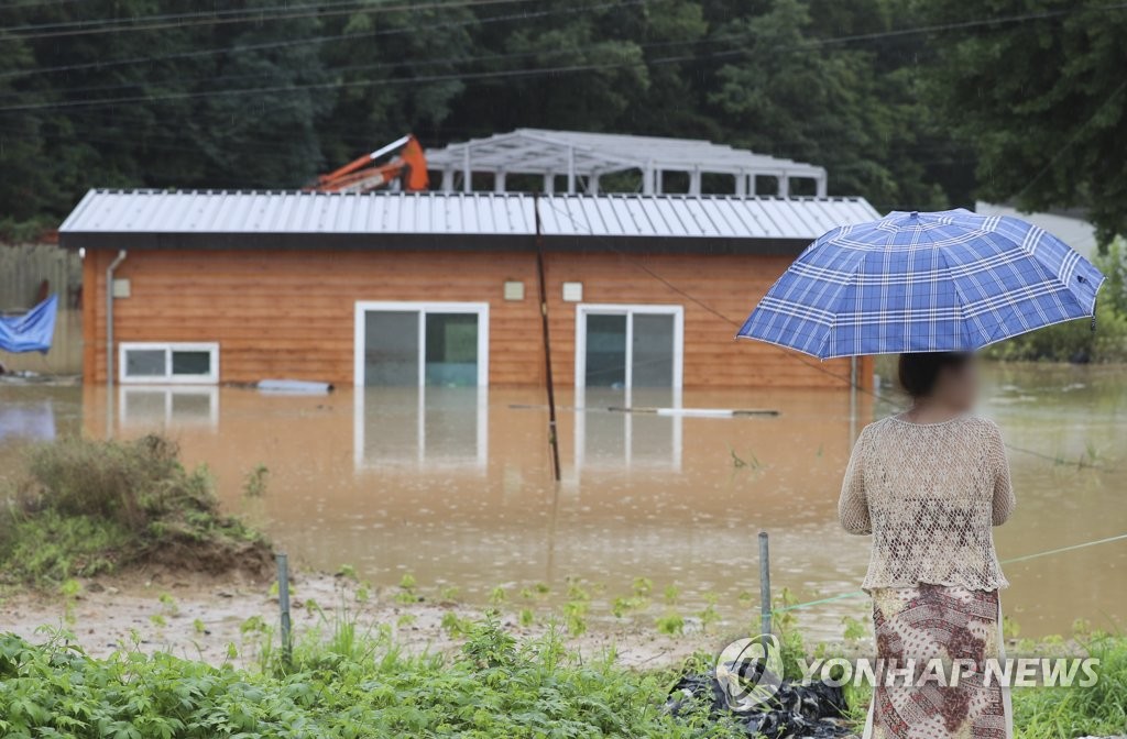 지난달 16일 폭우로 침수된 청주시 무심천변 저지대