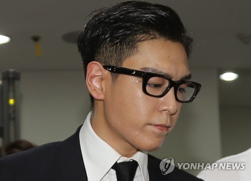 굳은 표정으로 법원 나서는 탑