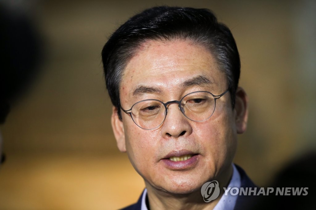 인터뷰하는 정우택