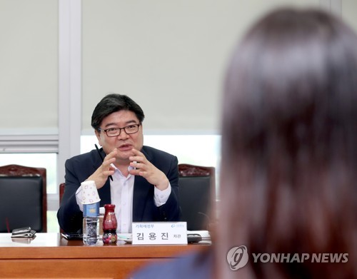 청년 일자리센터 설명하는 김용진 기재부 2차관