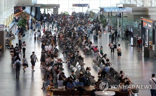휴가철 맞아 김해공항 북적