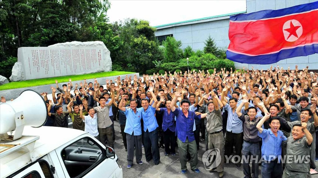 미사일발사에 환호하는 북한 주민들[연합뉴스 자료사진]