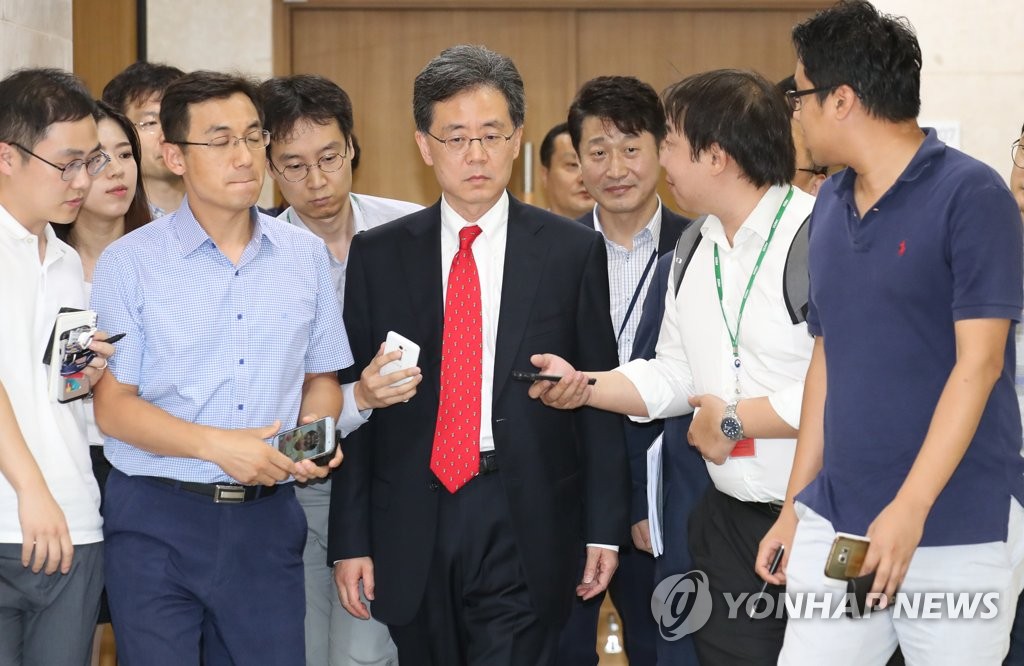 보도진 질문받는 김현종 통상교섭본부장