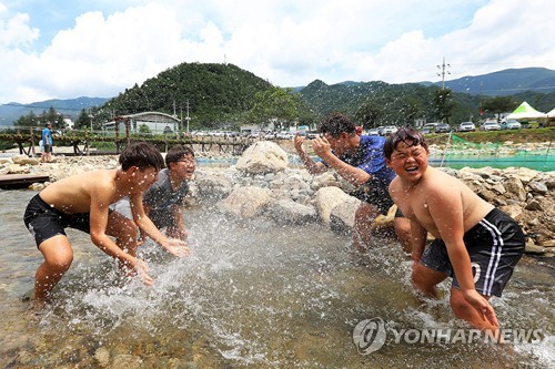 더위 속 물놀이