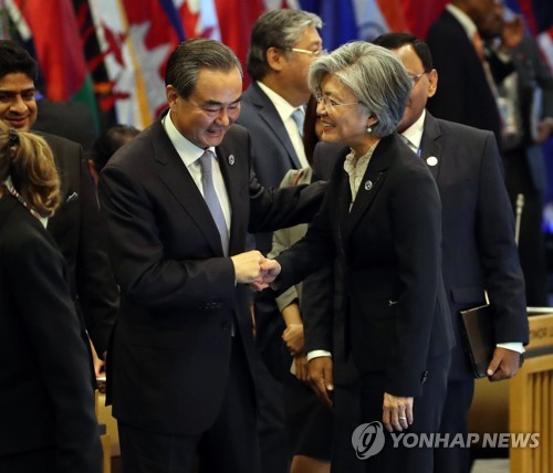 왕이 중국 외교부장과 악수하는 강경화 장관