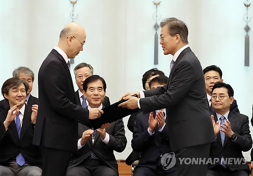 문 대통령, 이효성 방송통신위원장 임명장 수여