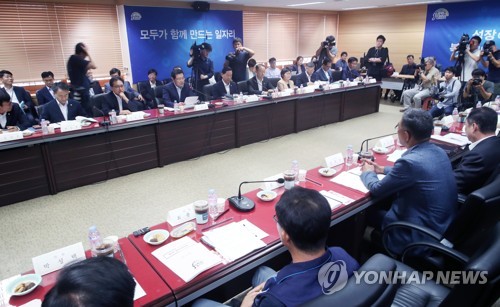 (서울=연합뉴스) 김승두 기자 = 8일 오후 서울 세종로 정부서울청사에서 총 27명의 위원이 참석한 가운데 일자리위원회 제2차 회의가 열리고 있다. kimsdoo@yna.co.kr