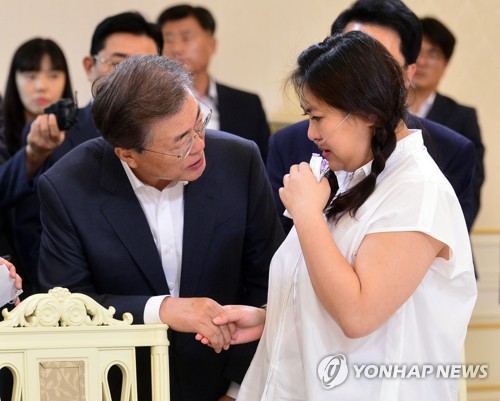 문 대통령, '울지 마세요'