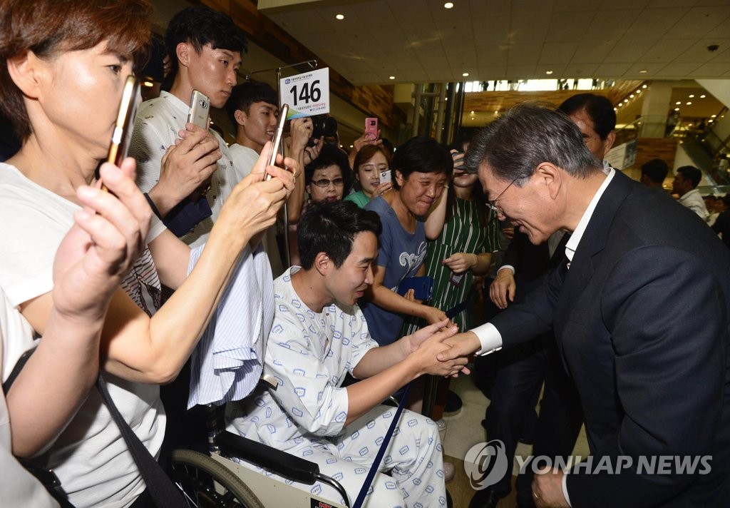 환자, 보호자와 인사하는 문 대통령