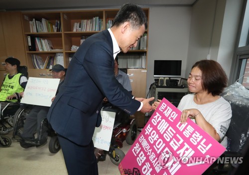 악수하는 박능후 장관