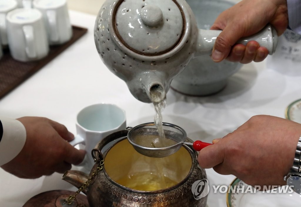 靑 회의에 나온 녹차…文대통령 고시공부하던 대흥사서 재배