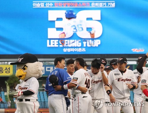 은퇴투어에서 축하받는 이승엽