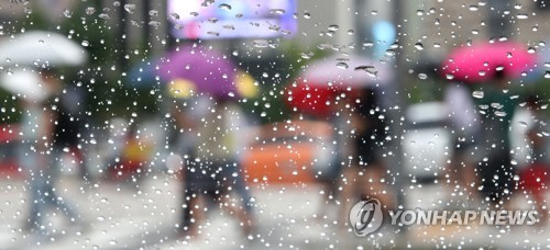 비 내리는 날 차창 밖 풍경