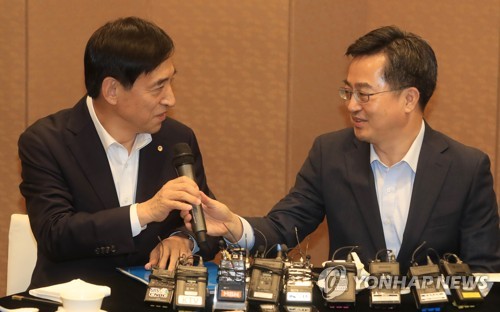 대화하는 김동연-이주열