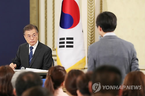 질문 듣는 문 대통령