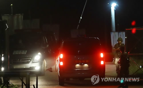 분주한 포사격 사고 조사 차량