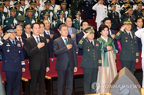 문 대통령, 이ㆍ취임 합참의장과 함께