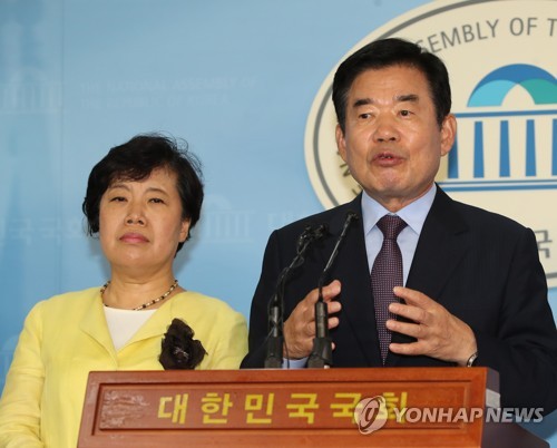 기자회견 하는 김진표 의원(오른쪽)
