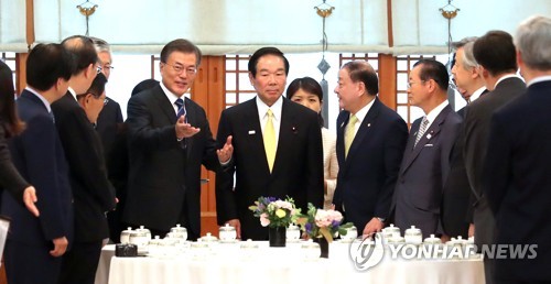 일본 의원 대표단과 얘기 나누는 문 대통령