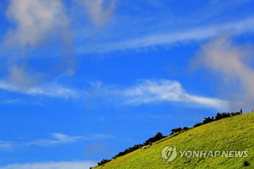 제주 오름과 하늘