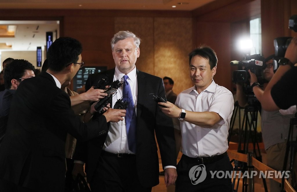 会議終了後、報道陣に囲まれる米代表団の関係者＝２２日、ソウル（聯合ニュース）