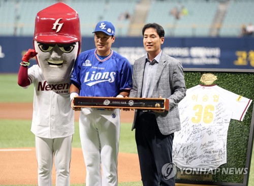 기념배트 받는 이승엽