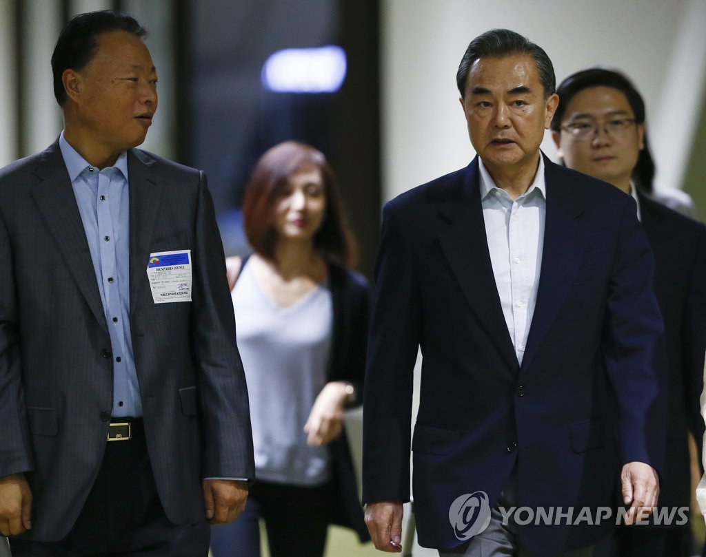 왕이 中외교, 北도발 비판하면서도 '대화' 촉구