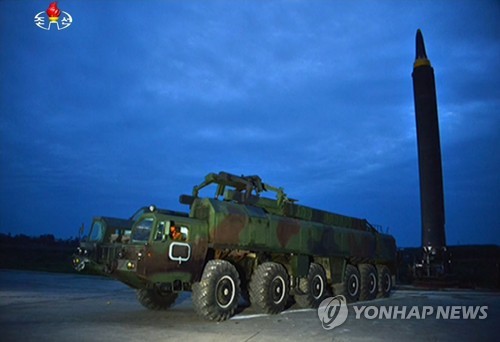 발사 준비하는 화성-12형
