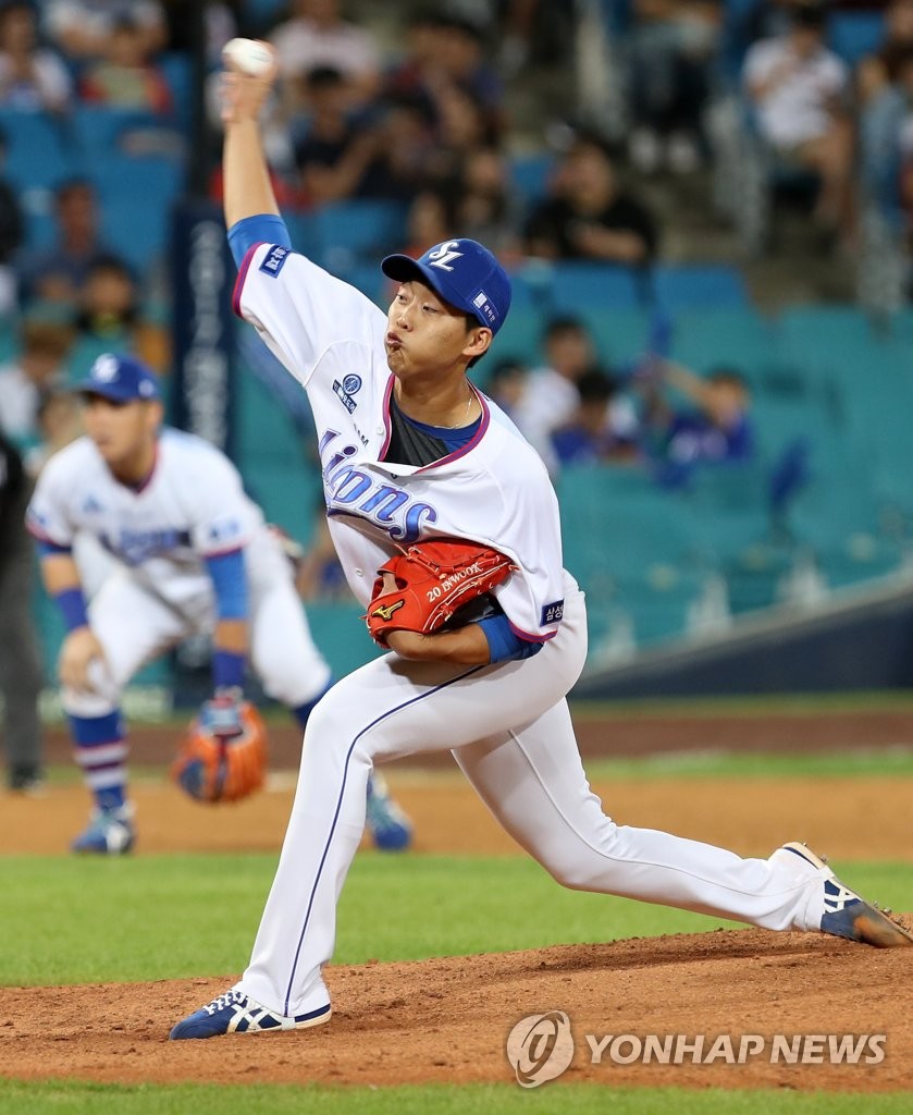 힘차게 공 던지는 정인욱
