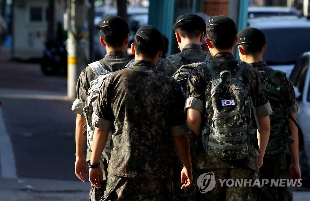 발걸음 옮기는 군장병들