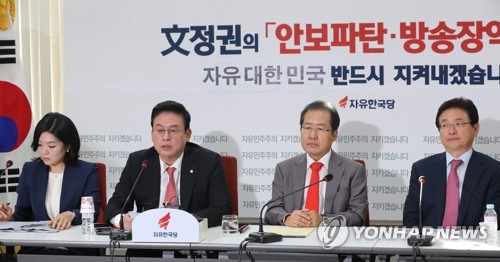발언하는 정우택 원내대표
