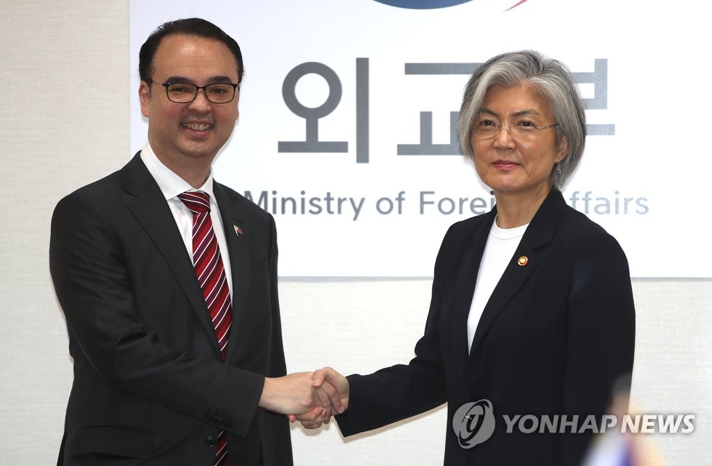 한-필리핀 외교장관 악수